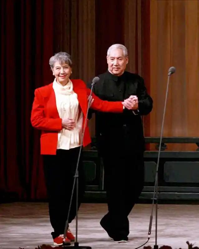 老了老了，《红灯记》里的“李玉和”与《红色娘子军》里的“女连长”都老了！那年，历