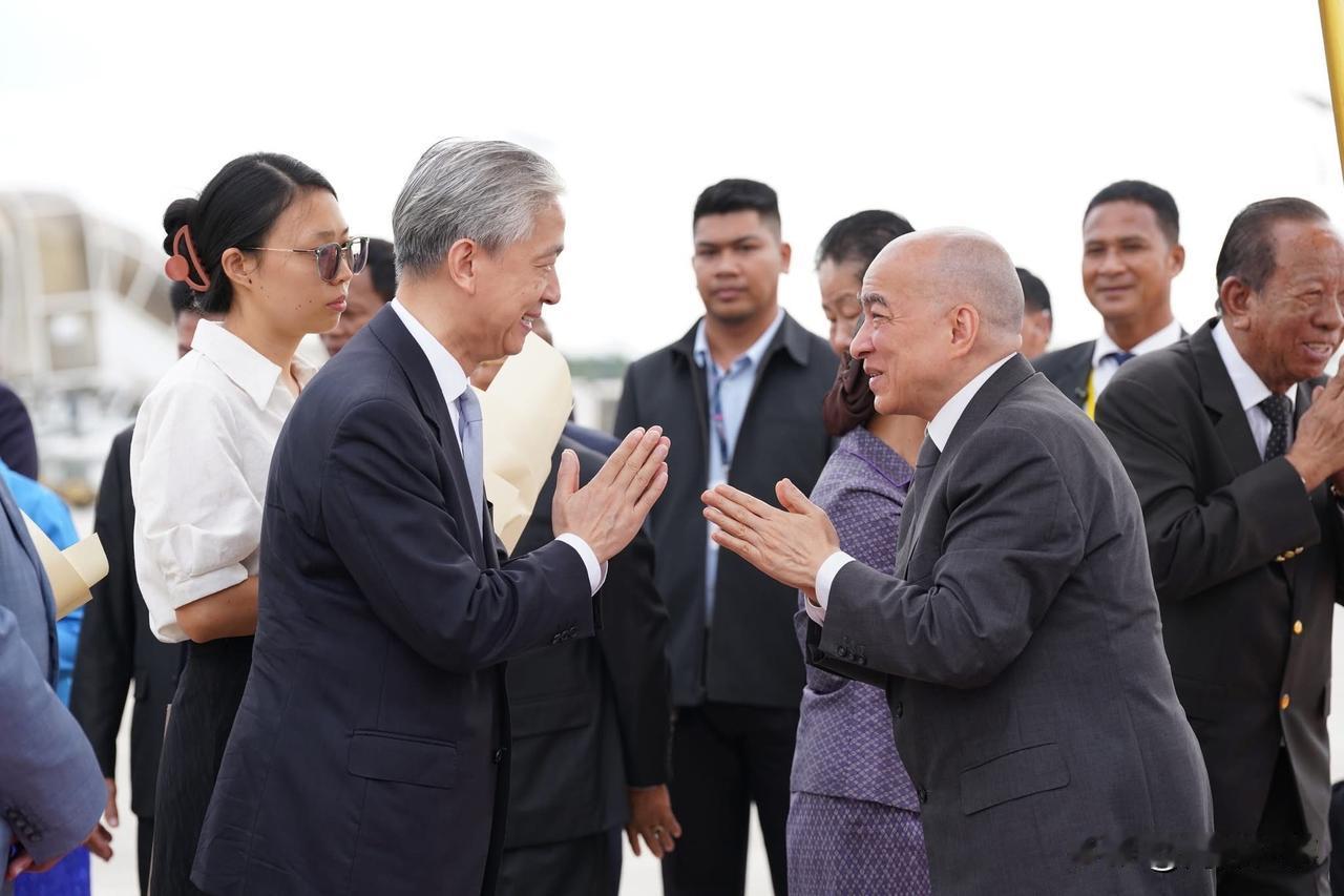 柬埔寨国王西哈莫尼与莫尼列王太后今日上午乘专机启程前往中国进行例行体检。