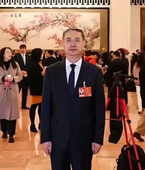 终于有人
替打工人说话了。
政协委员周世虹建议废止劳务派遣制度，等于把三角用工那