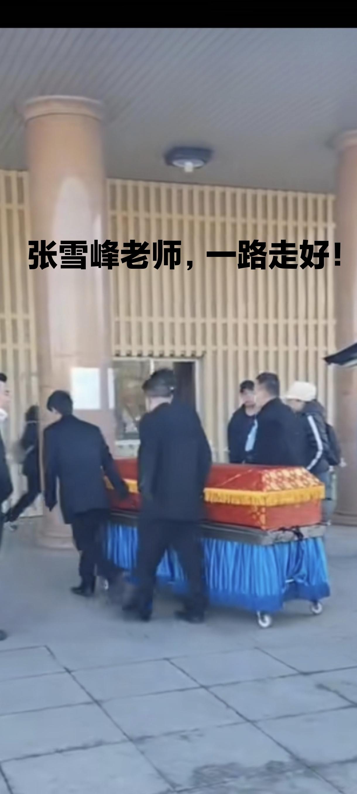 4天前还在直播间里口若悬河，今天却静静的躺在这里。尽管我不是他的粉丝，可看到这一