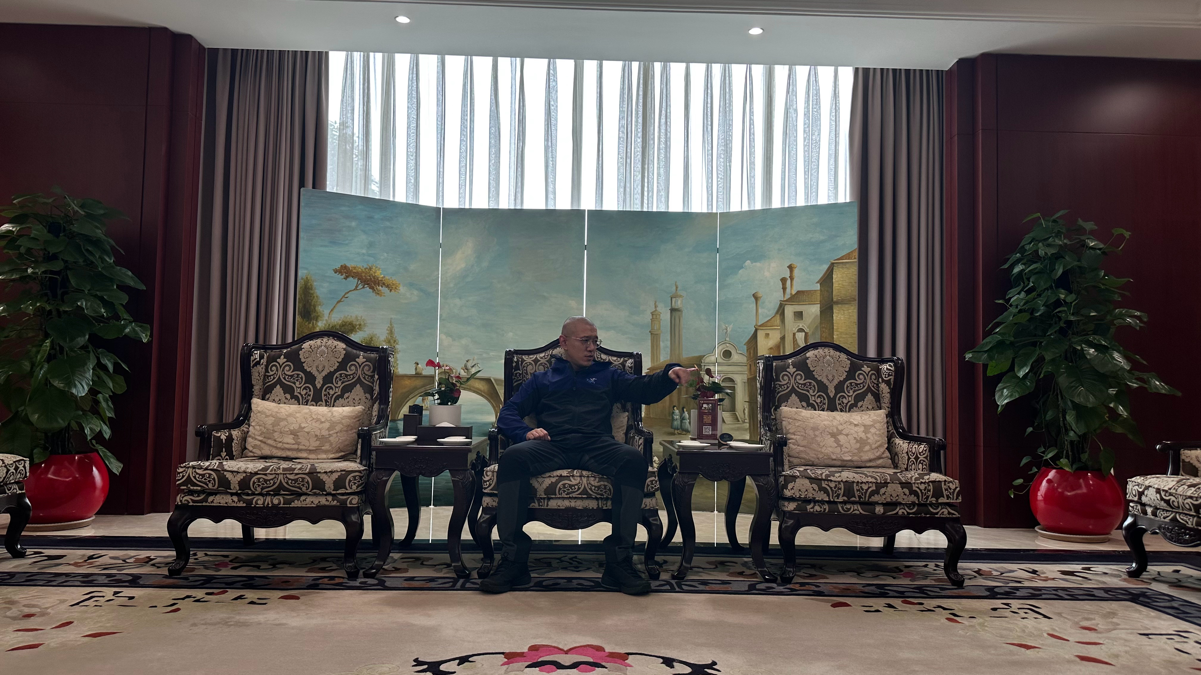 王老师莅临江北机场，指导工作。[允悲][允悲][允悲]小付 小佟 你们这工作还是