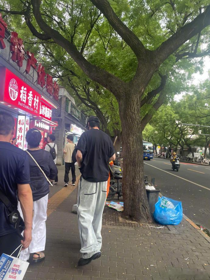 刘宇宁北京逛街被偶遇 刘宇宁北京逛街被偶遇，很难不认出来吧！ 北京偶遇刘宇宁 ​