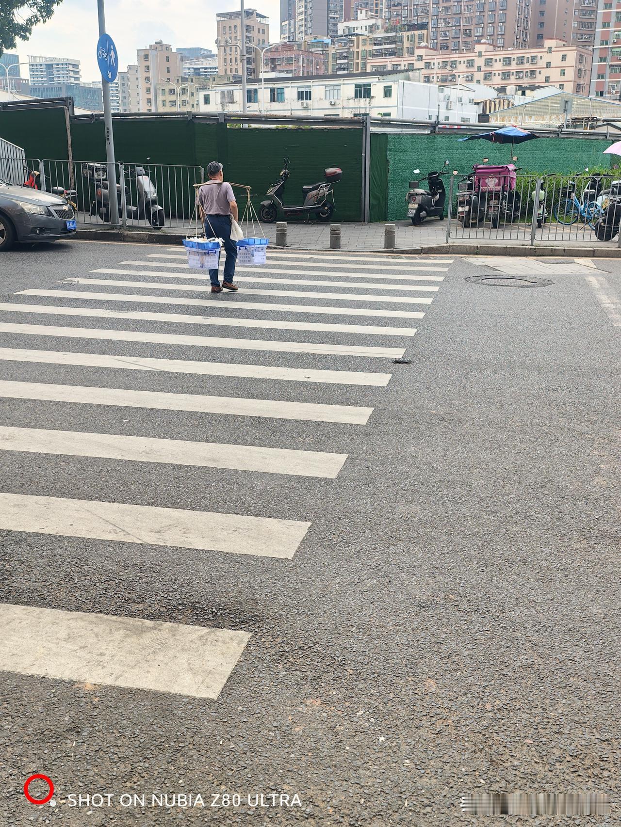 现在只有在都市里才能看到曾经很遥远童年的记忆，小时候我们农村有那种货郎，手里拿个