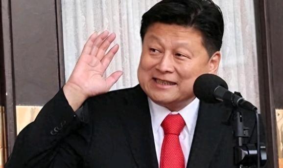 傅崐萁这只“老狐狸”藏得真深！他的倒戈让郑丽文孤立无援。难怪5月8日议案过关后，