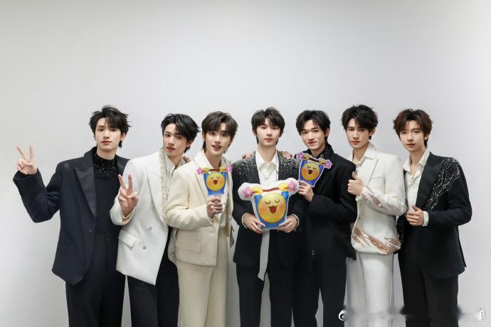 时代少年团一起等春暖花开看山花烂漫  时代少年团将烦恼轻轻放下 聚焦时尚前沿，时