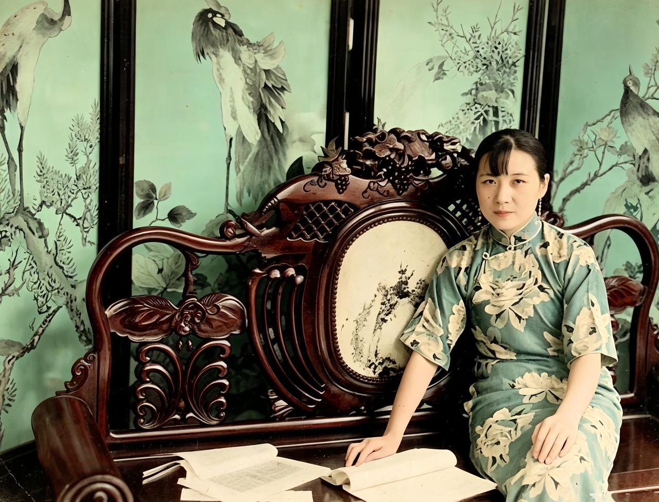 这是身穿旗袍的宋美龄坐在雕饰精美的榻上翻看书本。此时，宋美龄已与蒋中正结婚十年。