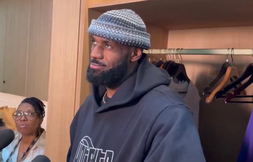 詹姆斯：“我正在与时间老人较量，我想说我在后半程正把他踢出局外。” 