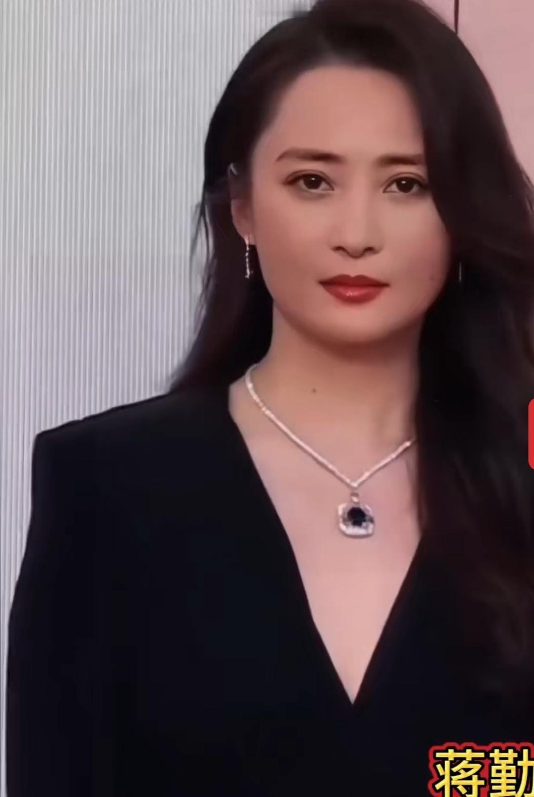 若非要将蒋勤勤与吴越作比较，那毋庸置疑，蒋勤勤更为漂亮，而演技方面，我认为二人不