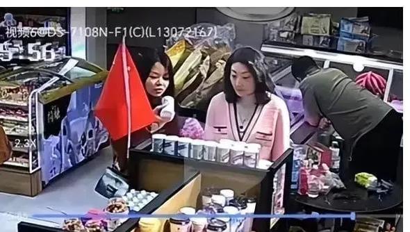 10月14日，宗总来到黑龙江省哈尔滨西站候车室，巡察站内的京东便利店，调研娃哈哈