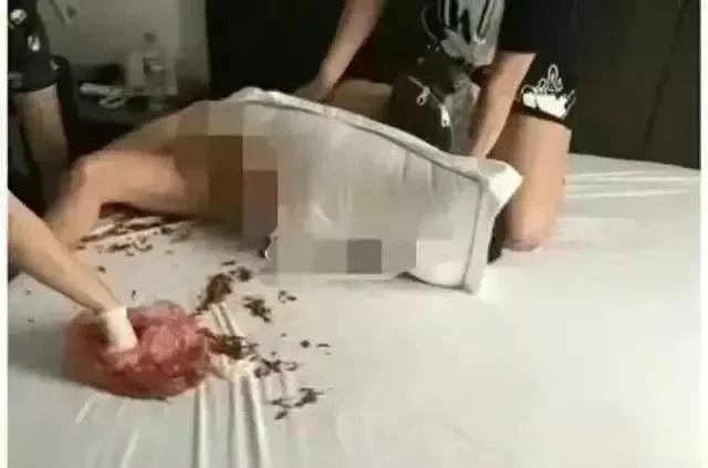 近日，一段令人震惊的视频在网上广为流传。据报道，几名已婚妇女在一家旅馆里抓住了“