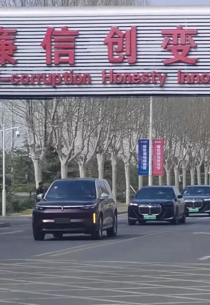 宝马研发老大普斯特博士带着全套技术班底来了，电池、整车、驾控高管一个没落，这阵仗