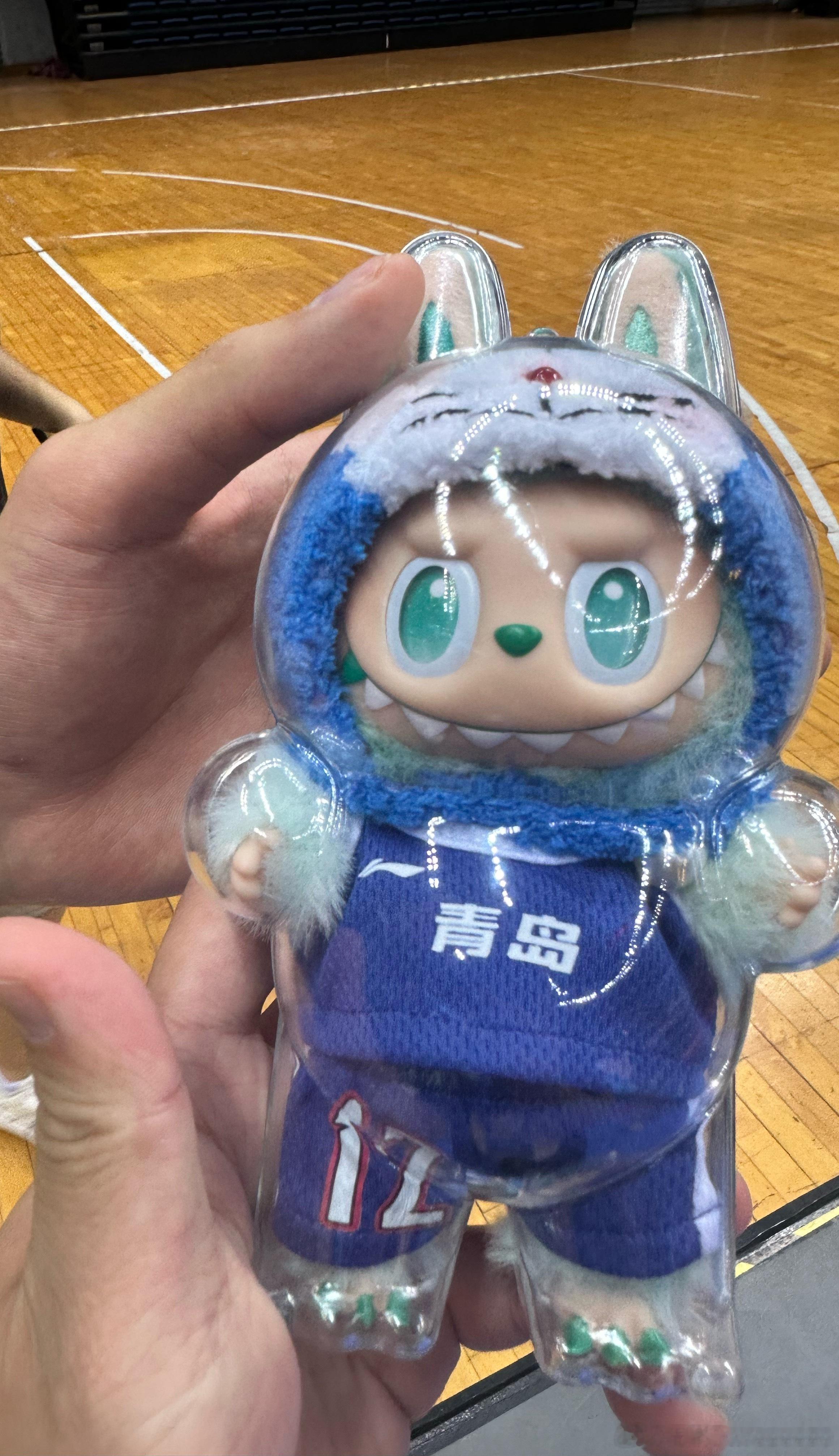 暖心的球迷送给段昂君的小礼物，这定制版labubu是真好看啊[666][666]