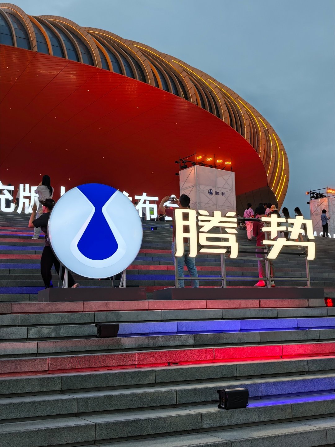 阅尽山海，我自从容！来了，腾势N9闪充版发布会~ 广州·大湾区文化体育中心