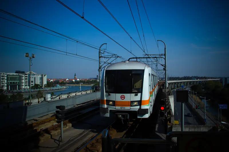 上海地铁现“黄牛”占座后有偿让座这事，真让人惊掉下巴。有男子开价5元出让早高峰地