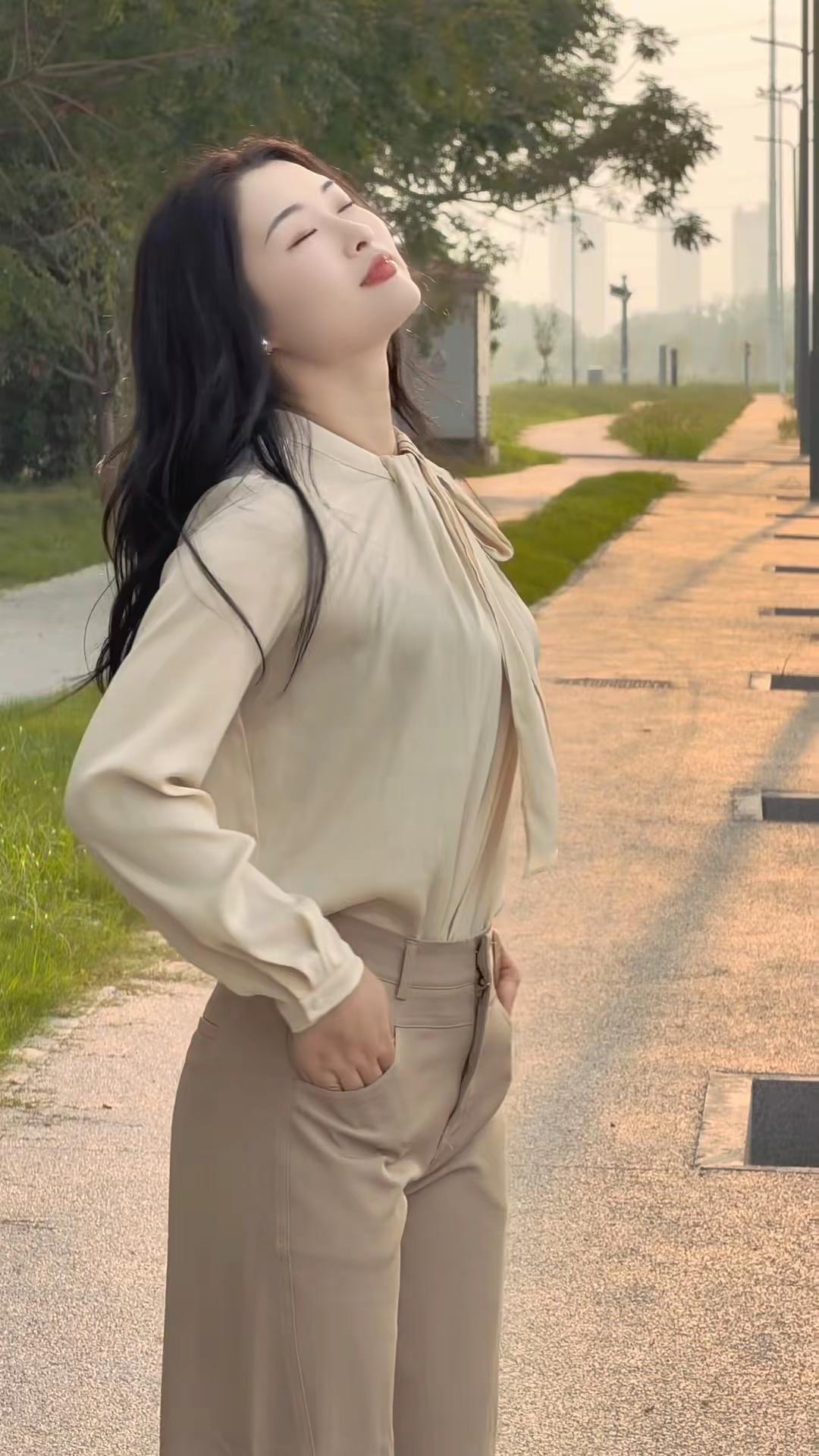 世界太假，人心太深，无奈看不清，人生一场戏，慌了人，凉了心
