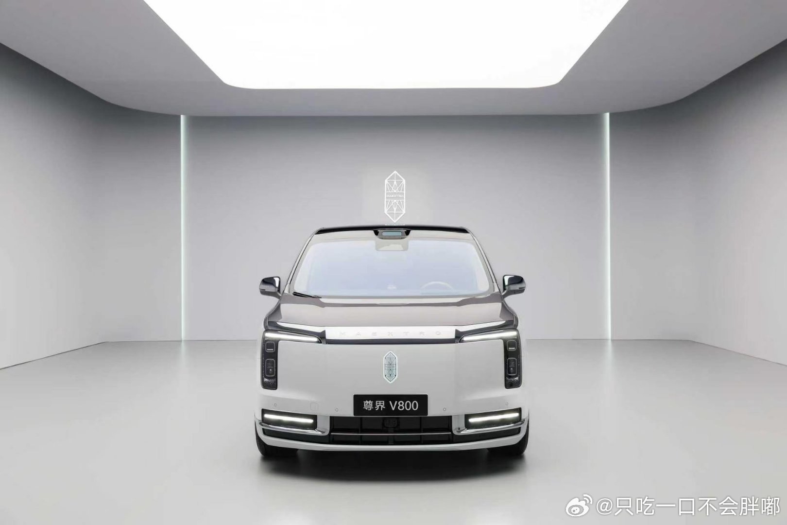 尊界V800表情包尾灯 云水天青内外同色设计氛围感拉满，搭配可以互动的表情包尾灯