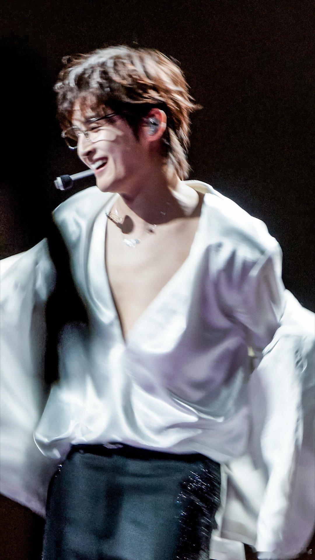 张远演唱会付完钱就把衣服穿上了 没想到你是这样的张远不得不佩服第一个发现这个小巧