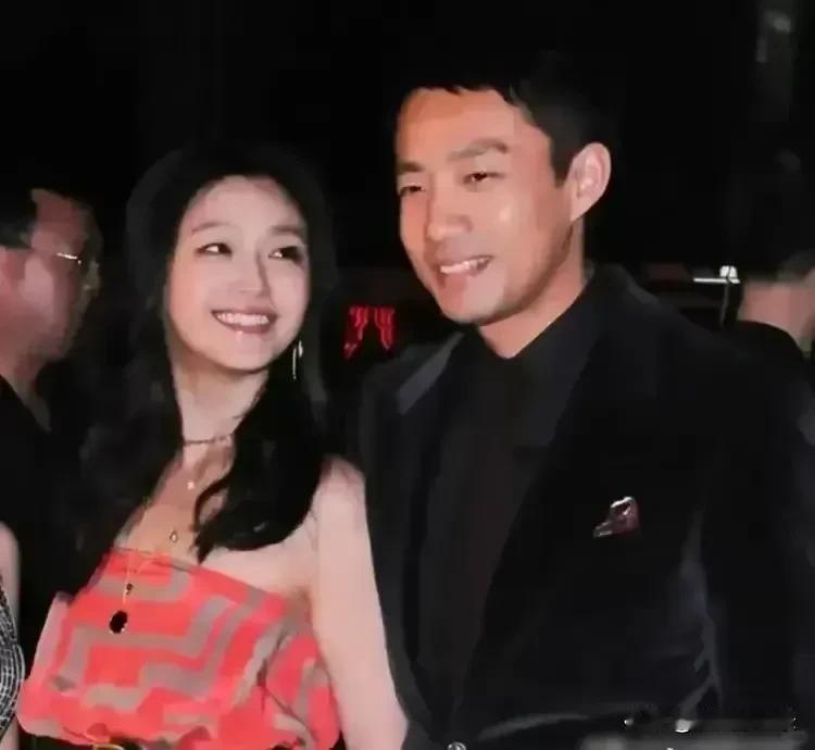 我觉得此刻，这首歌的歌词最能表达出大S的心声：
爱就不该成为我们的负累，你身边的