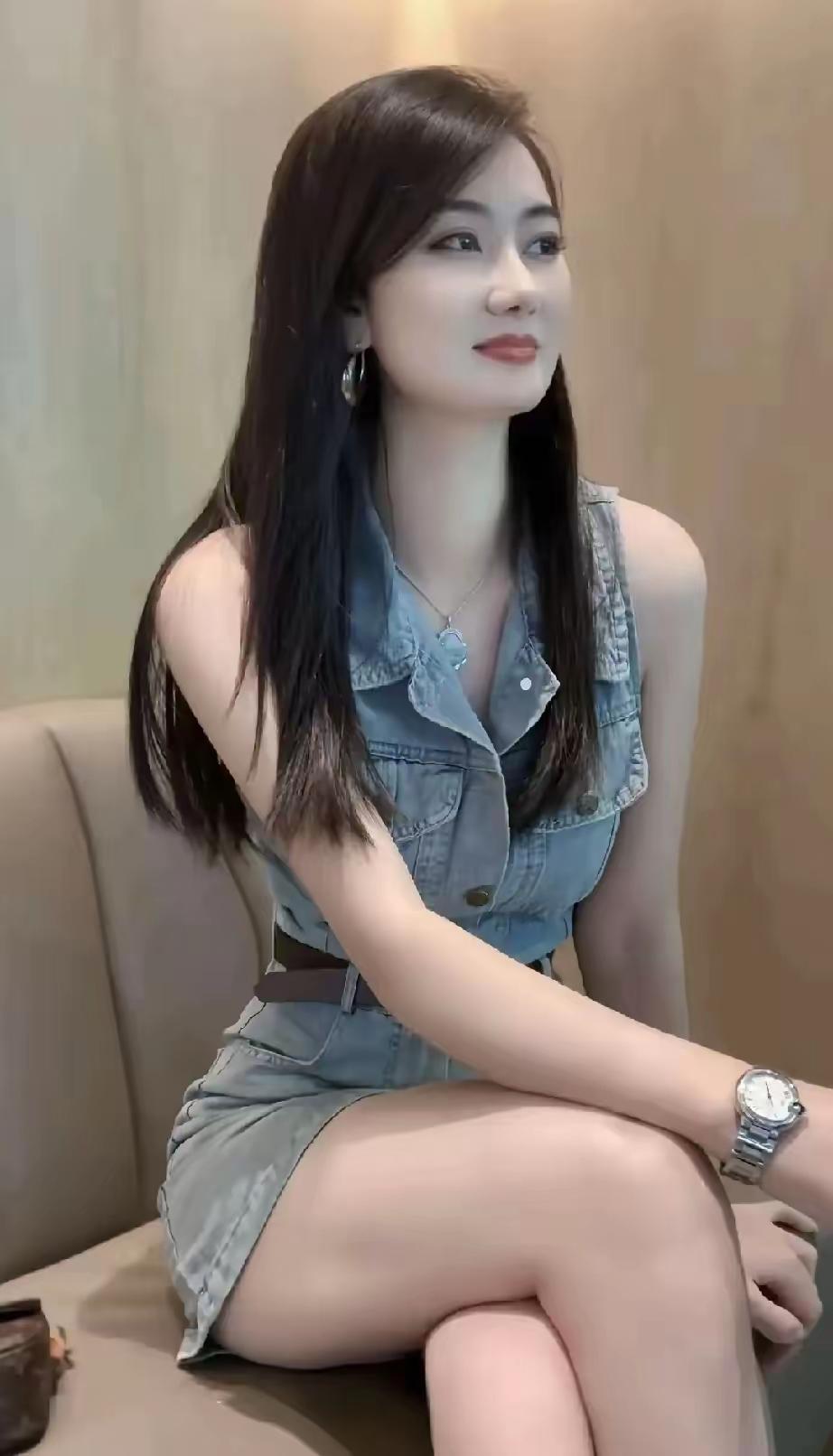 柳眉秀发飘，
杏眸口若桃。
肤白容貌美，
谁家女多娇？