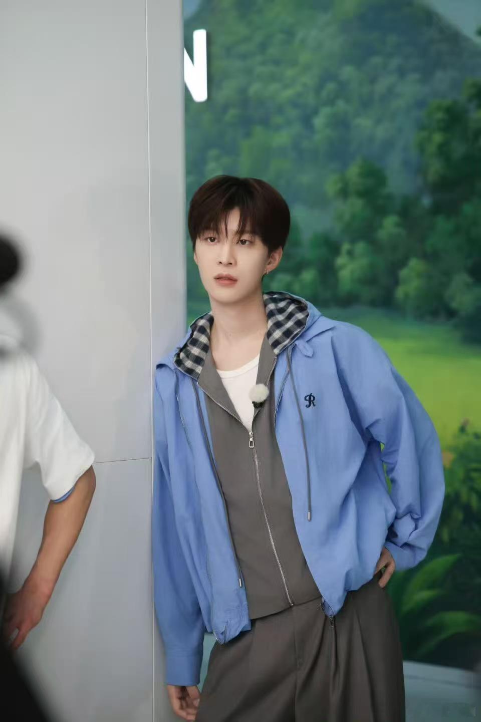 范丞丞墨镜掉了 本来是很惊险的落水环节，结果被范丞丞找墨镜的操作整破防了，一心守