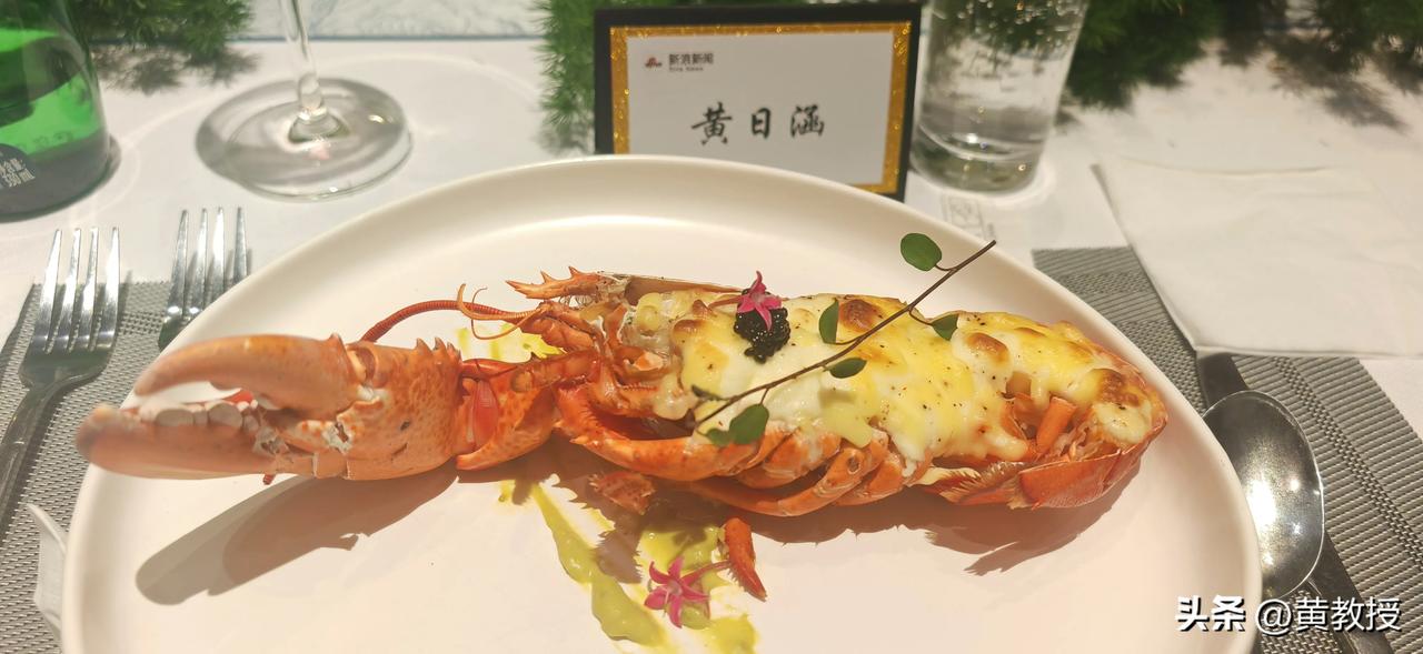 冬至的美食[大笑]
就是太冷了
冻成了冰棍[捂脸]
我走在鼓楼下面
淋湿的咖啡馆