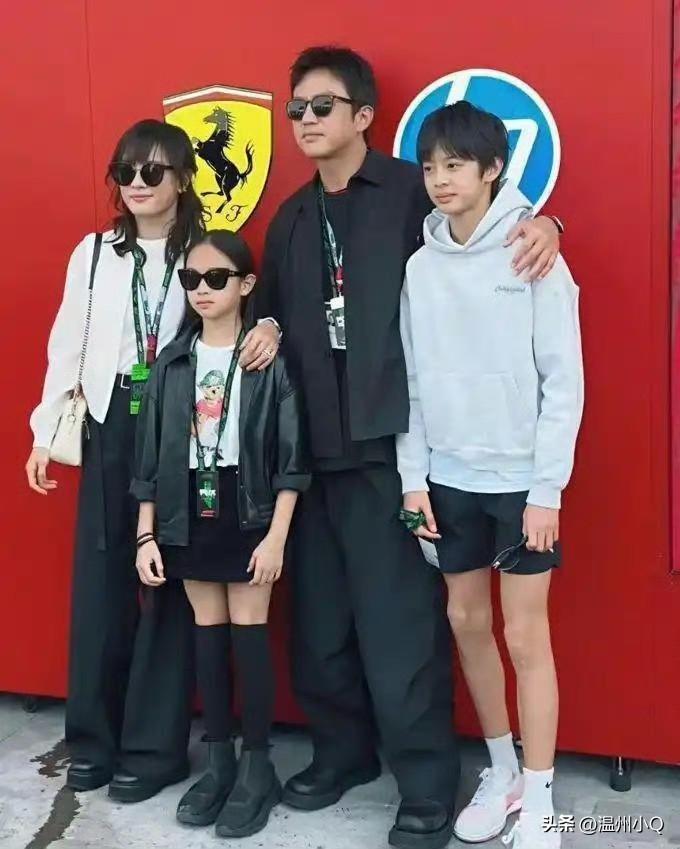 邓超孙俪一家特别喜欢去海边，这次一家四口全都晒成了巧克力色，最黑的当属邓超。