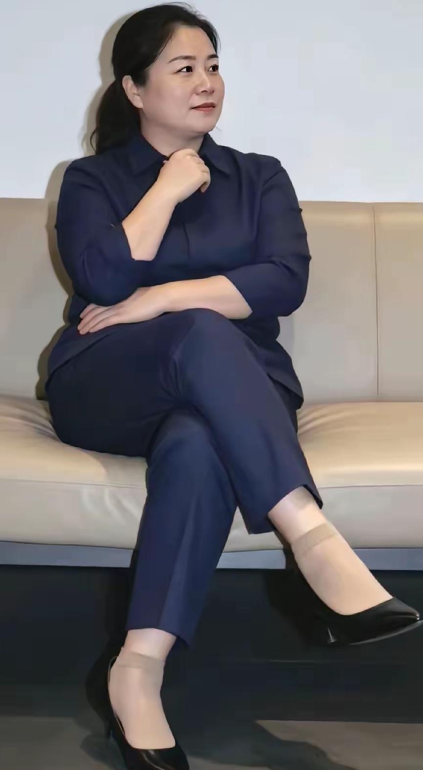 皮肤白皙健壮如牛的她，浑然不知沙发已经被她坐塌下去了