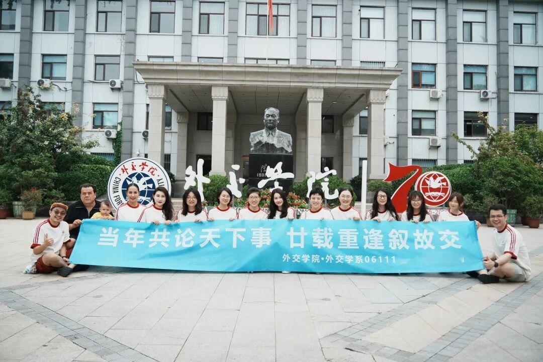 校友重回课堂，共忆求学时光
​         7月25日，外交学院外交学系20