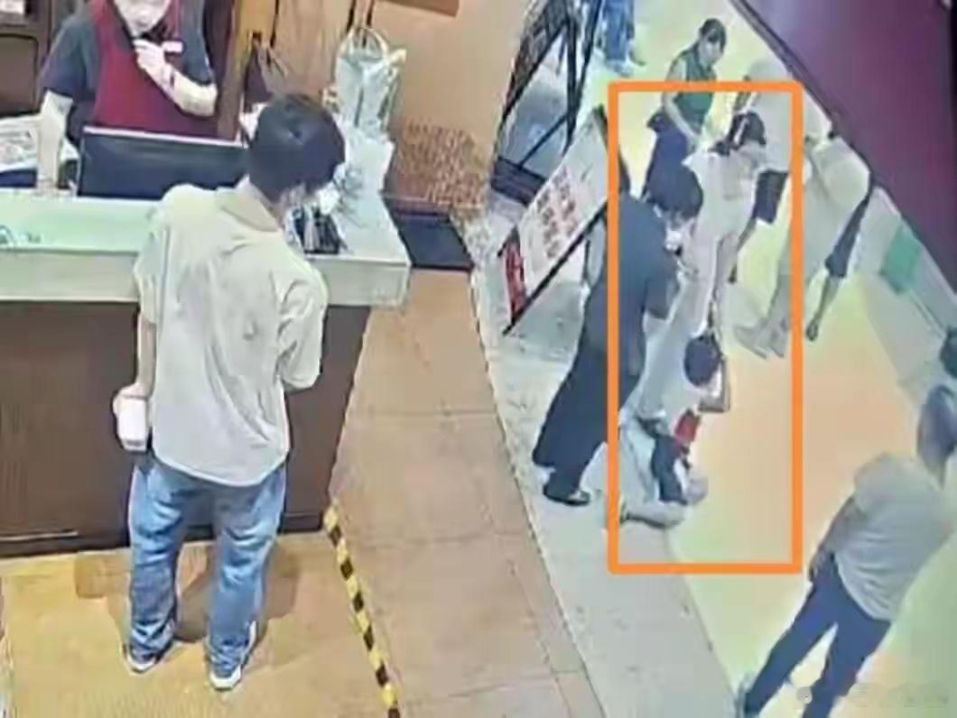 【湖南“被指摸臀4岁男童”爸爸发声：已委托律师代理！】9月14日，“被指摸臀”的