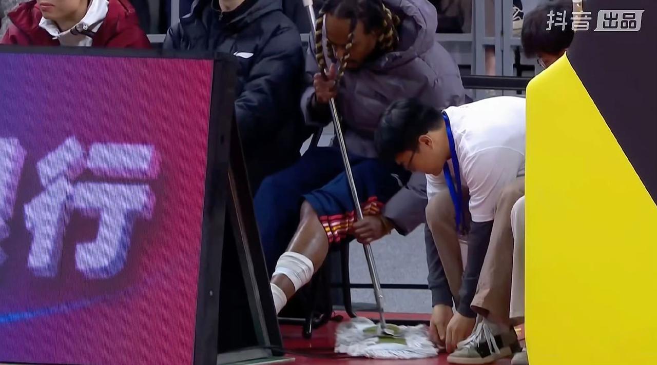 太奢侈了吧！广东队签个外援来拖地……
新赛季开始前，麦考尔由于腿部伤病困扰，至今