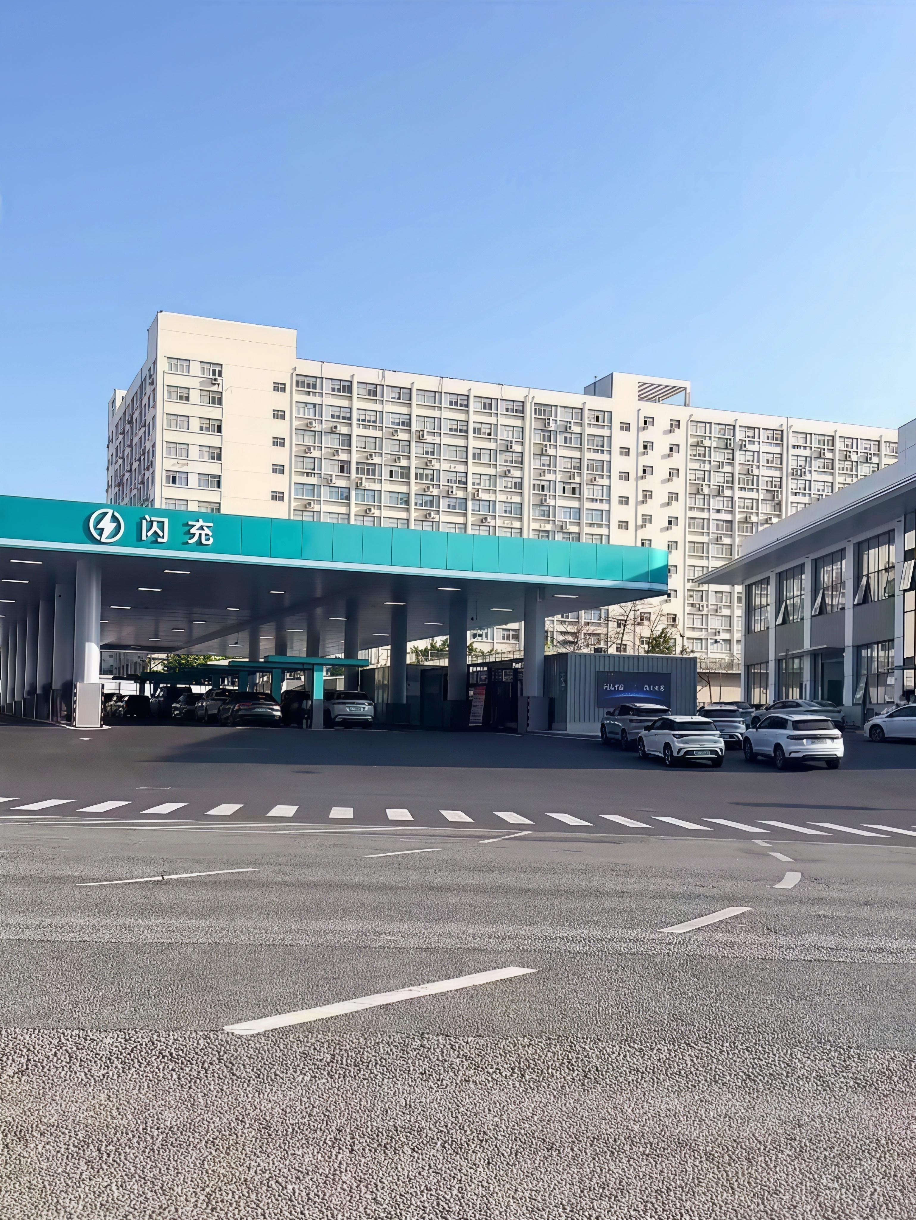 比亚迪闪充站，除了颜色不一样，外观建的跟加油站似的，算上9分钟充满的充电速度，以