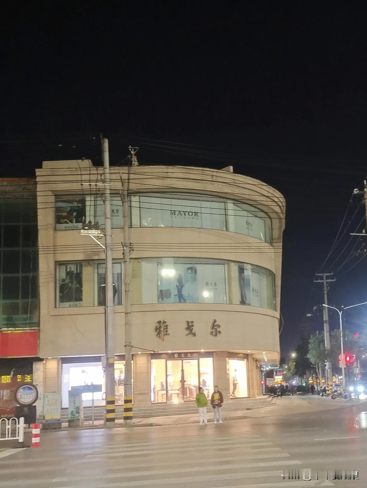 这个店到底是靠什么赚钱的呢？
每天都从这里路过，但从没见店里进过一个顾客，只有一