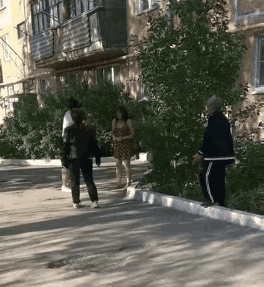 算不算互殴？该出手时就出手，点个赞赞赞👍🏻。