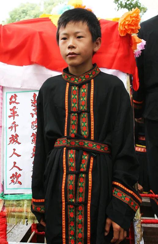 无题
好汉不提当年勇，
一事无成愧对人。
曾经也是风流客，
耄耋常有相思情。