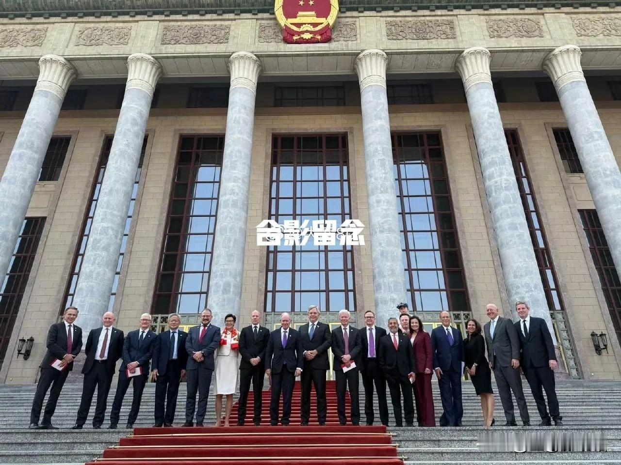 美方商界代表们在人民大会堂门口合照留念。

总共19人，其中15位男士，3位女士