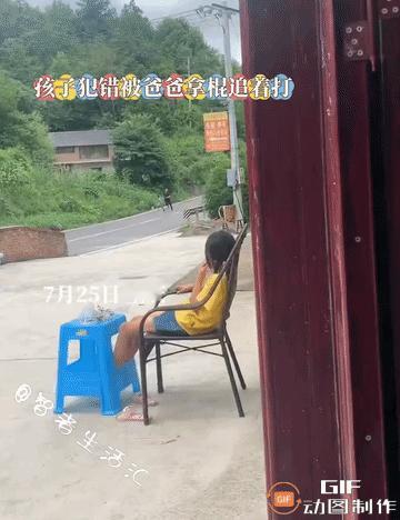 笑喷了！重庆一名爸爸正在教育儿子，突然，儿子边跑边喊“奶奶，救命！”这时，奶奶瞬