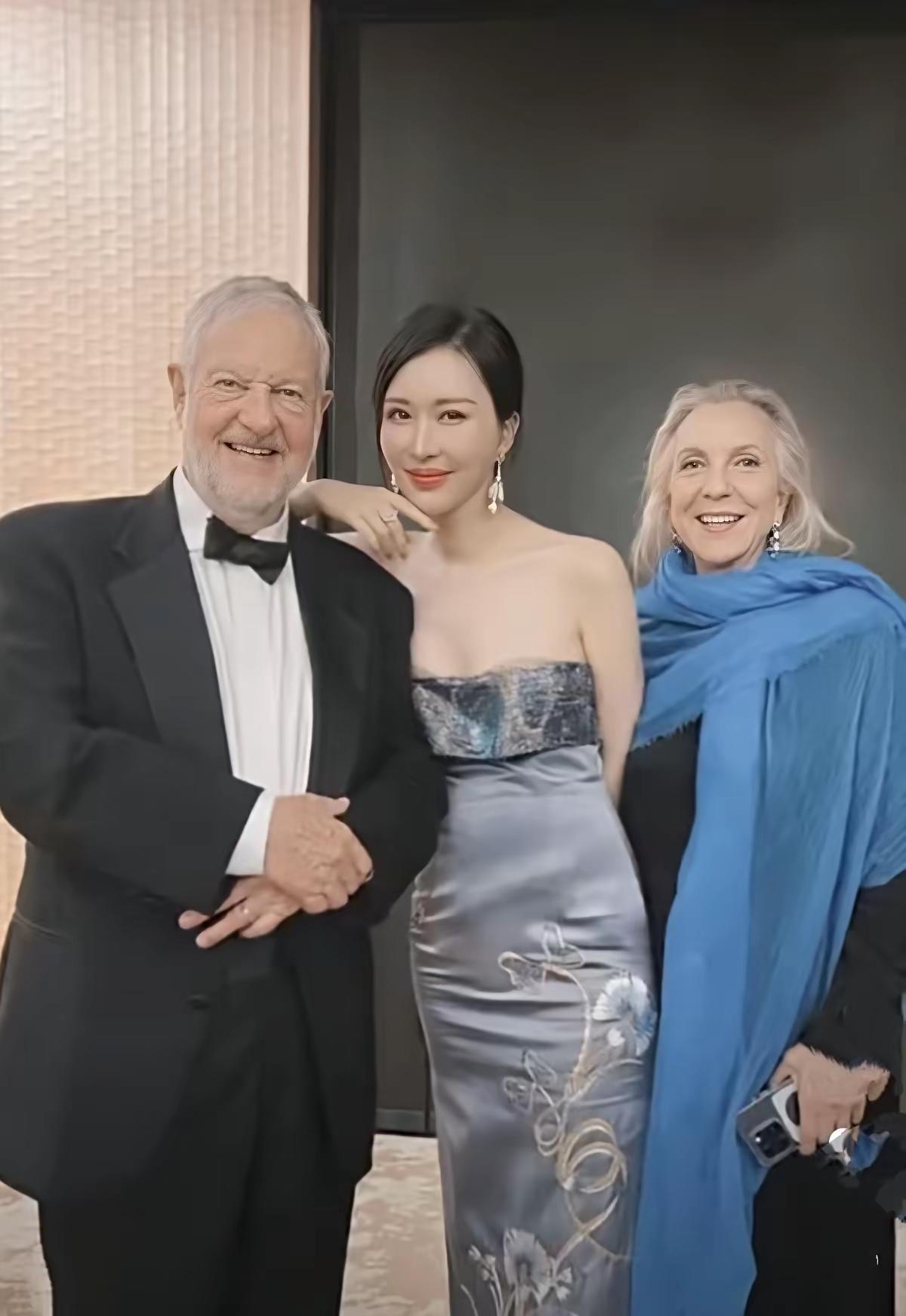 田朴珺现身国际场合站外籍夫妻中间，王的女人果然不一般！
 
田朴珺以一袭水墨纹缎