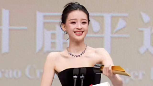 离婚4年，孙怡平遥封后！台下鼓掌的董子健，身份让人意外