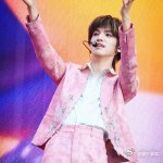 张泽禹超大声的爱笑纳了张泽禹紫色套装的确有韵味乐队舞台封神名场面！超大声喊出爱笑