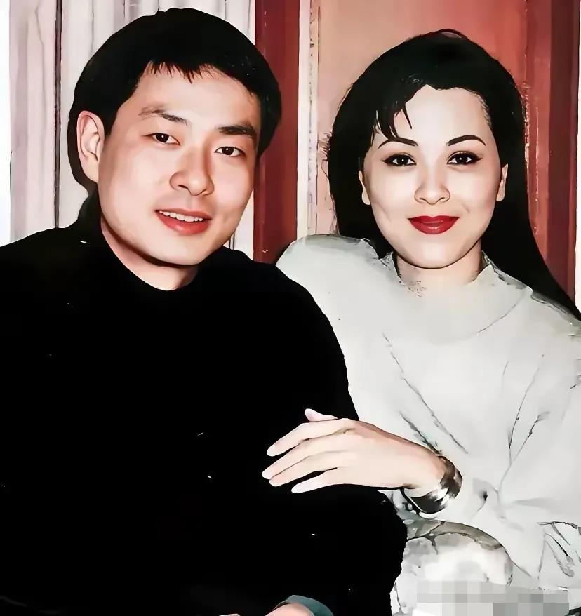 和濮存昕老师在一起的这位女士有知道是谁吗？
