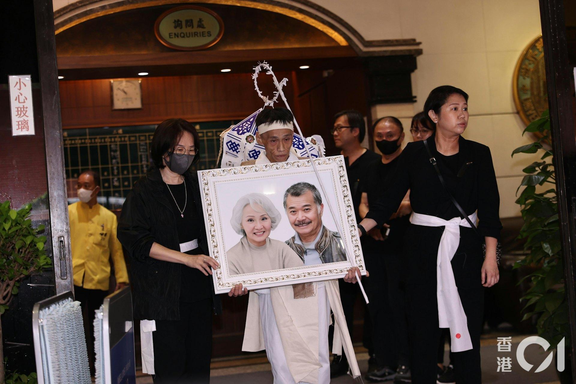 唐佳雪妮出殯｜兒子神情哀傷手捧亡父母遺照登靈車送最後一程 ​​​