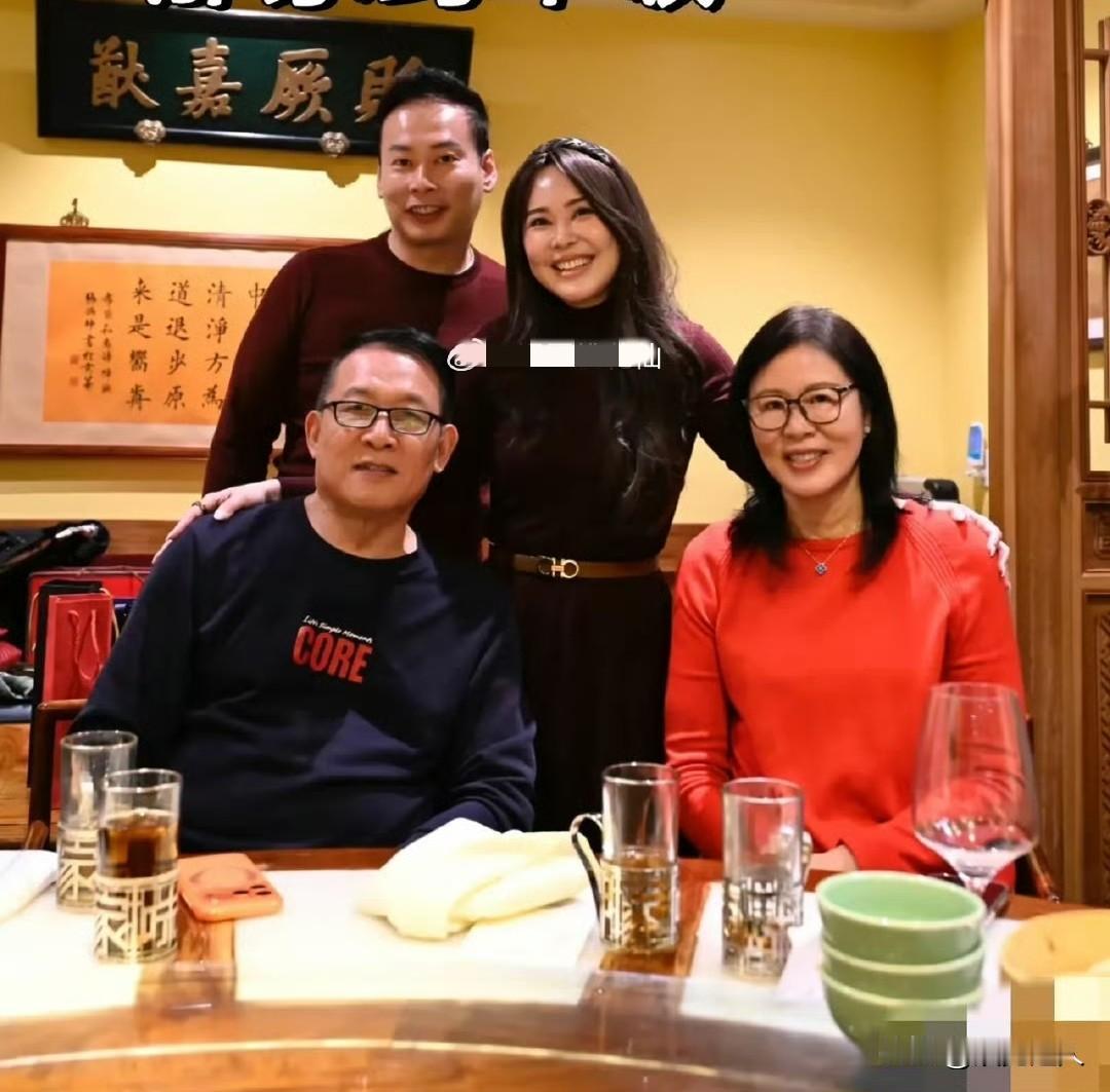 郎平跨年照炸锅！退休后扎根美国。
 
1月2日网友晒出跨年合照，才发现女排传奇郎