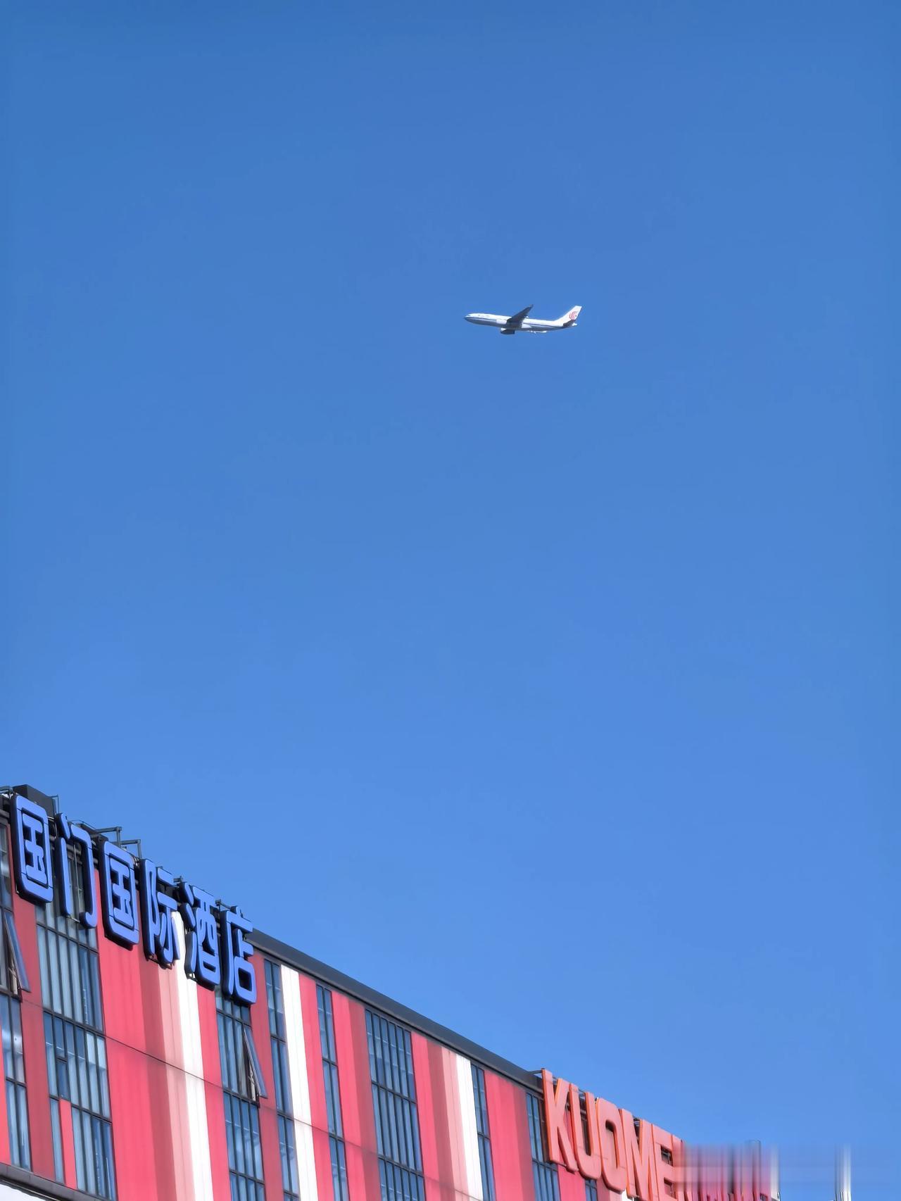 中午去逛顺义山姆。从地下停车场上到一层时，老公说：“外面阳光看着真好，咱俩先出去