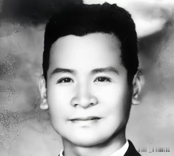 1951年，审讯员眉头一皱，盯着这个满头大汗的特务，追问是谁。
特务哆哆嗦嗦地说