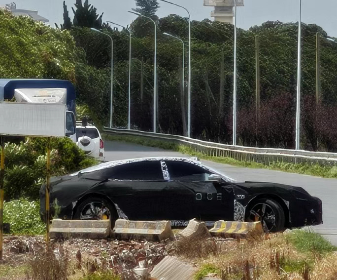 疑似小米SU7L（长轴距版）路测谍照曝光了，按照现款SU7的尺寸来算的话（长49