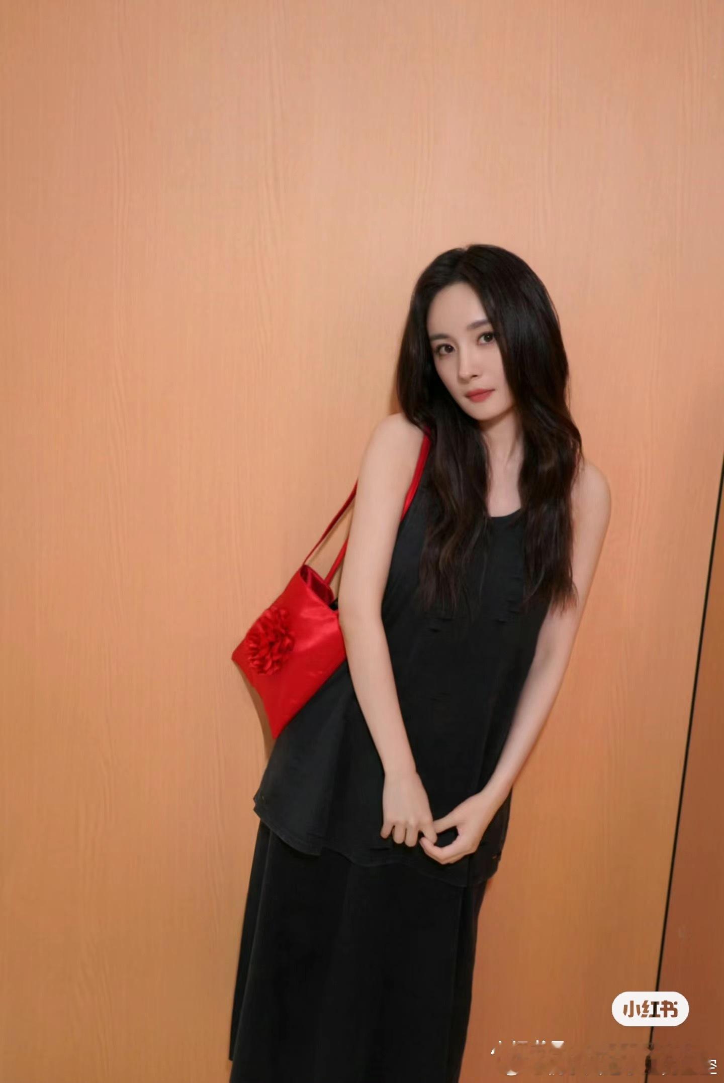 杨幂  🦊杨幂雅诗兰黛品牌全球代言人  我想知道世界上有没有一种死法叫做困死的