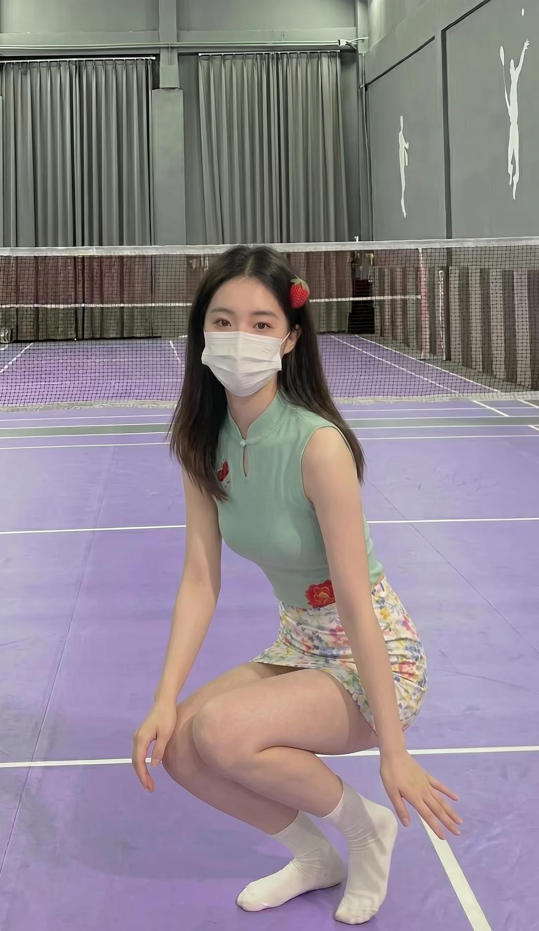 缎面包臀裙的“质感CP”被我玩明白了✨
 
缎面自带柔亮光泽，想穿出不同风格，上