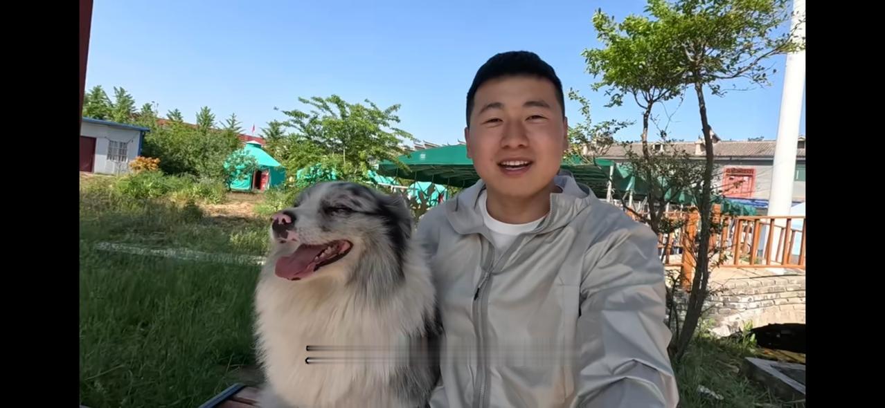 看了网红狗“锄头”被偷事件的来龙去脉，那条狗真的太冤了，被一对骑摩托车的情侣给偷