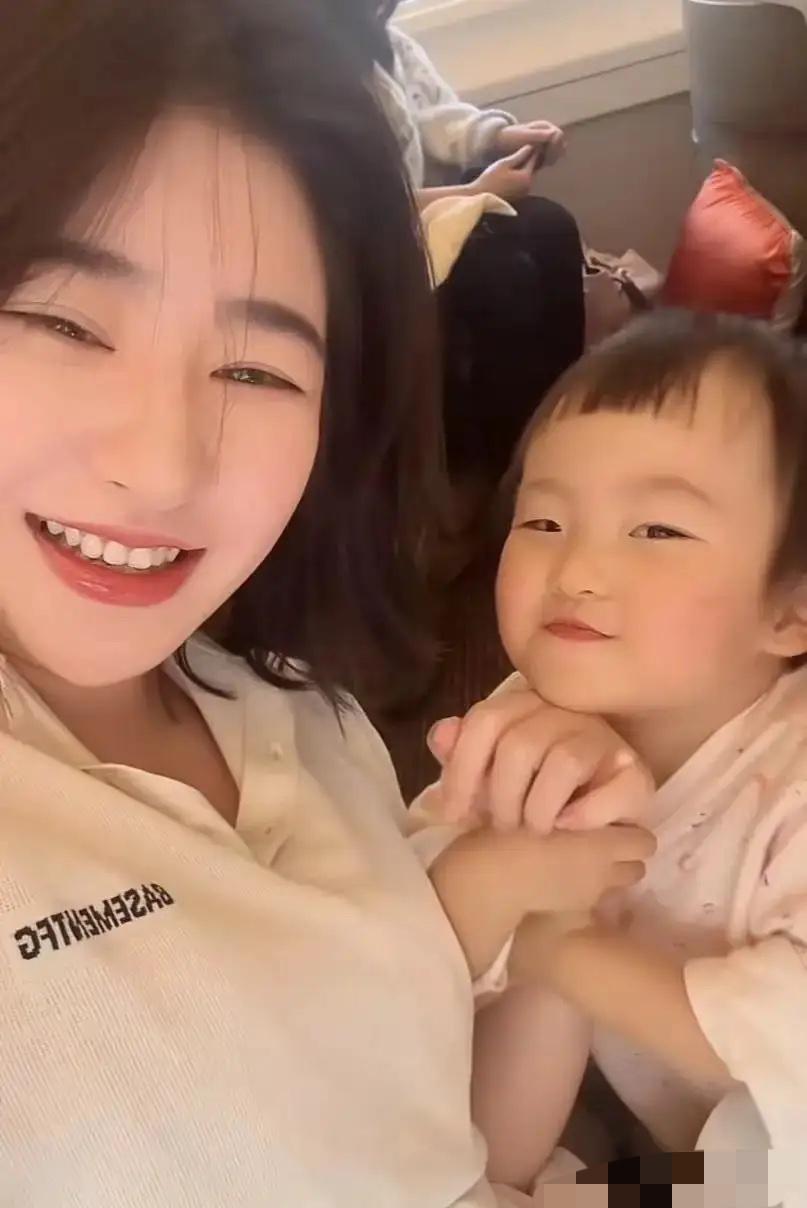 我就很奇怪，
自始至终黄一鸣的妈妈都没有出现过，
但是黄一鸣却句句离不开和她妈妈