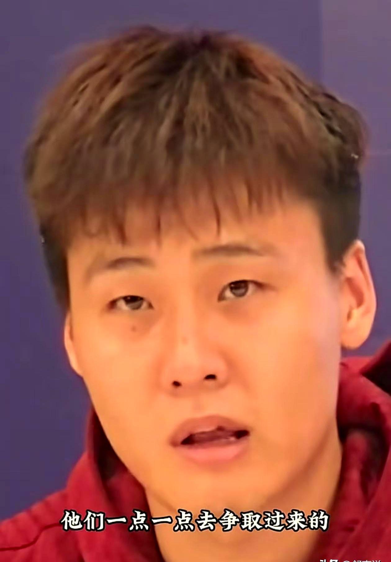 他指着胸口的国旗说，这辈子输给日本队就抬不起头。结果昨晚我们最多落后二十分。
 